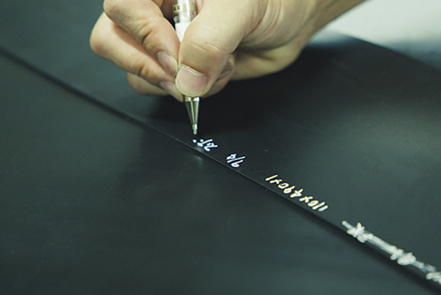 図面を書いている写真