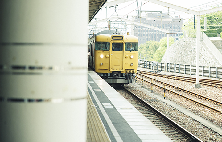 電車ホームの写真